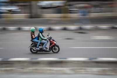 Pengemudi ojek online saat membawa penumpang di kawasan Harmoni, Jakarta, Selasa lalu. 
