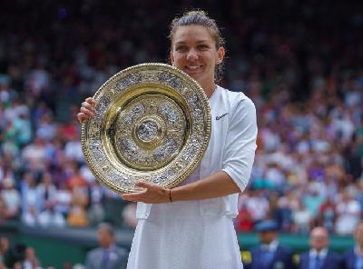Simona Halep saat juara Wimbledon 2019.