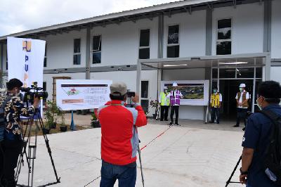 Presiden Joko Widodo memberikan keterangan saat meninjau Rumah Sakit Darurat Penanganan Covid-19 di Pulau Galang, Batam, Kepulauan Riau, 1 April lalu.