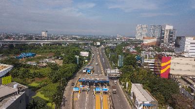 Foto udara lalu lintas mobil kendaraan menuju Jakarta di gerbang tol Bekasi Barat, Jawa Barat, Rabu lalu. ANTARA/ Fakhri Hermansyah