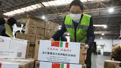 Petugas medis mengatur kotak bantuan Pemerintah Cina kepada Pemerinta Italia dalam usaha memerangi penyebaran Covid 19, di Hangzhou, Zhejiang, Cina 10 Maret 2020./Reuters/China Daily CDIC
