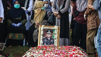 Suasana pemakaman Wakil Jaksa Agung Arminsyah di Tempat Pemakaman Umum Pedongkelan, Jakarta, 5 April 2020./ANTARA/Rivan Awal Lingga