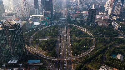 Kawasan Semanggi sepi dari kendaraan bermotor pada hari pertama pemberlakuan Pembatasan Sosial Bersekala Besa di Jakarta, kemarin. Tempo/Tony Hartawan