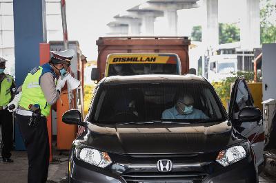 Polisi memeriksa kendaraan yang melintas dari arah Bekasi di Gerbang Tol Pasar Rebo 2 di Jakarta, kemarin. TEMPO/M Taufan Rengganis