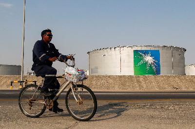 Pekerja bersepeda di tangki minyak fasilitas Saudi Aramco Abqaiq, Arab Saudi, 12 Oktober 2019. REUTERS/Maxim Shemetov