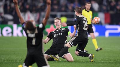 Pemain Ajax Amsterdam merayakan kemenangan atas Juventus pada Liga Champion 2019 . Foto: REUTERS/Alberto Lingria