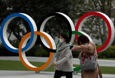 Logo olimpiade di depan Japan Olympics Museum, Tokyo, Jepang, 30 Maret lalu. REUTERS/Issei Kato