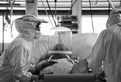 Petugas medis sedang merawat pasien Covid-19 di Intensive Care Unit Rumah Sakit Circolo, Varese, Italia, 9 April lalu. FLAVIO LO SCALZO/Reuters