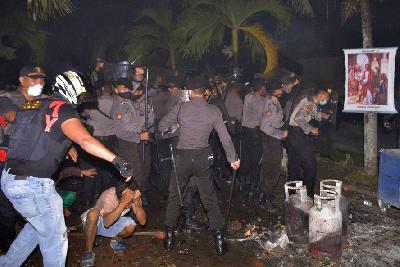 Polisi mengamankan narapidana saat terjadinya kerusuhan di Lembaga Pemasyarakatan Kelas IIA Manado, Tuminting, Manado, Sulawesi Utara, Sabtu lalu. ANTARA/Adwit B Pramono
