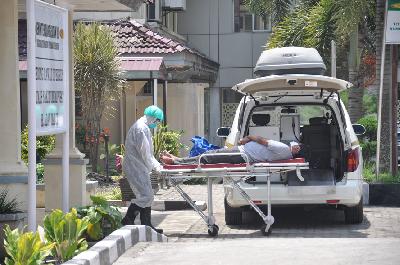 Petugas medis yang menangani Pasien Dalam Pengawasan (PDP) terduga COVID-19 di Rumah Sakit Umum Pusat (RSUP) H Adam Malik Medan, Sumatera Utara, 18 Maret lalu.  ANTARA/Septianda Perdana