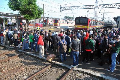 Penumpang KRL Commuter Line menunggu kedatangan kereta di Stasiun Bogor, Jawa Barat, kemarin. ANTARA/Arif Firmansyah