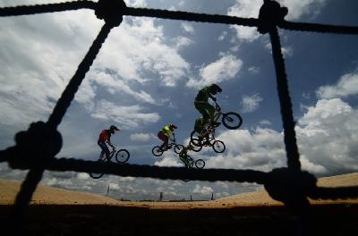 Atlet sepeda BMX  Indonesia di sirkuit Cigembor, Ciamis, Jawa Barat. Antara/Adeng Bustomi