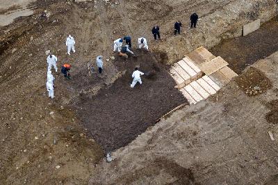 Pemakaman masal korban Covid-19 di New York's Hart Island, New York, Amerika Serikat, 9 April lalu. REUTERS/Lucas Jackson/File Photo