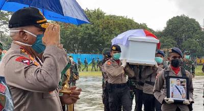 Kepala Polda Papua, Inspektur Jenderal Polisi Paulus Waterpauw, memberikan penghormatan terakhir saat pelepasan tiga jenazah anggota Polres Mamberamo Raya, kemarin. Antara/HO/Febrian