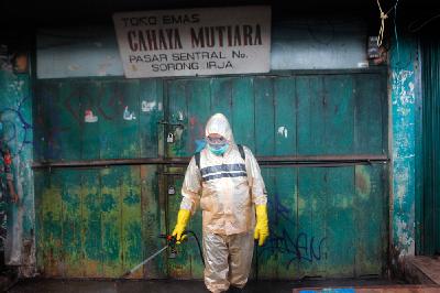 Petugas dari Satgas Covid 19 melakukan penyemprotan disinfektan, di Pasar Remu Kota Sorong, Papua Barat, 25 Maret lalu. ANTARA/Olha Mulalinda