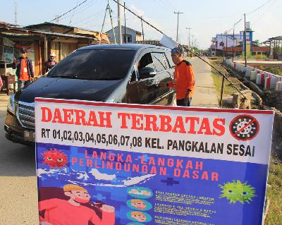 Warga memeriksa pengendara mobil untuk antisipasi penyebaran wabah corona di Kelurahan Pangkalan Sesai Dumai di Dumai, Riau, Senin lalu. ANTARA/Aswaddy Hamid