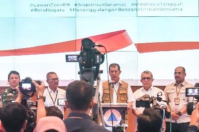Ketua Gugus Tugas Percepatan Penanganan COVID-19 Doni Monardo (tengah) di Kantor Pusat BNPB, Jakarta, 14 Maret lalu. ANTARA/Muhammad Adimaja