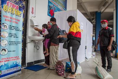 Penumpang bus melewati bilik disinfektan dan mencuci tangan saat turun di Terminal Tirtonadi, Solo, Jawa Tengah, 1 April lalu. ANTARA/Mohammad Ayudha