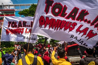 Aksi mahasiswa dan buruh menolak RUU Omnibus Law di depan Gedung DPRD Jateng di Semarang, Jawa Tengah, 11 Maret lalu. ANTARA/Aji Styawan
