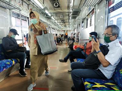 Pekerja menggunakan Kereta Commuterline saat Pembatasan Sosial Berskala Besar (PSBB) di Stasiun Klender, Jakarta, Selasa lalu. TEMPO / Hilman Fathurrahman W