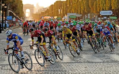 Kejuaraan Tour de France di Paris Champs-Elysees, Perancis, Juli 2019.  REUTERS/Gonzalo Fuentes/File Photo