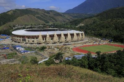 Pembangunan Kompleks Stadion Papua Bangkit di Distrik Sentani Timur, Kabupaten Jayapura, Papua, 2019. ANTARA/Gusti Tanati/wpa/wsj.