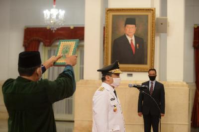 Ahmad Riza Patria mengucap sumpah jabatan sebagai Wakil Gubernur DKI Jakarta sisa masa jabatan 2017-2022 di Istana Negara Jakarta, kemarin.Kompas/Wawan H Prabowo