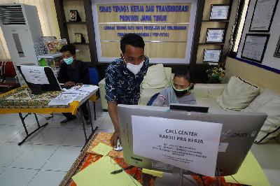 Petugas mendampingi warga yang melakukan pendaftaran calon peserta Kartu Prakerja di Kantor Dinas Tenaga Kerja Dan Transmigrasi, Surabaya, Jawa Timur, Senin lalu. ANTARA FOTO/Moch Asim/wsj.
