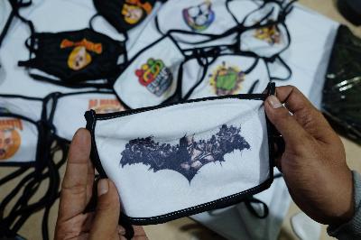 Warga membuat masker kain dengan gambar karakter kartun, tokoh dan logo di Karanganyar, Jawa Tengah, Selasa lalu. ANTARA/Maulana Surya