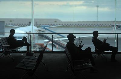 Calon penumpang di ruang tunggu dengan konsep interaksi sosial berjarak di Terminal Keberangkatan Domestik Bandara Internasional I Gusti Ngurah Rai, Bali, 18 Maret lalu. ANTARA/Fikri Yusuf