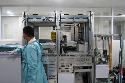 Petugas medis menunjukan alat tes swab virus Corona berupa Polymerase Chain Reaction diagnostic kit (PCR) di Laboratorium Rumah Sakit Pertamina Jaya, Cempaka Putih, Jakarta,6 April lalu. ANTARA/M Risyal Hidayat