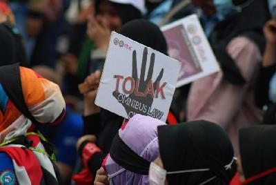 Buruh menggelar aksi unjuk rasa menolak Omnibus Law di Bandung, Jawa Barat, 16 Maret lalu.  TEMPO/Prima Mulia