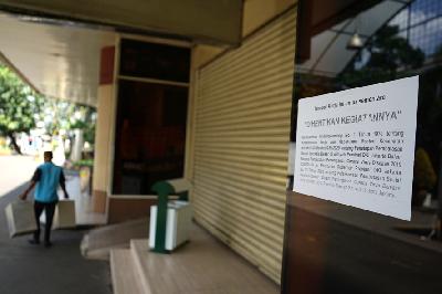 Pertokoan yang tutup di ITC Roxy Mas, Jakarta, kemarin.  TEMPO/Muhammad Hidayat