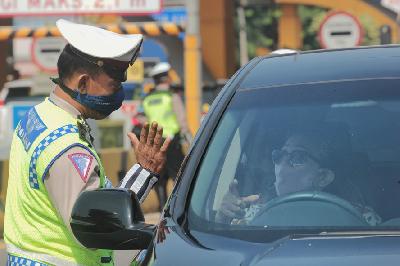 Petugas Kepolisian melakukan pemeriksaan terkait Pembatasan Sosial Berskala Besar (PSBB) di perbatasan Kabupaten Bekasi, Rabu lalu. TEMPO/Hilman Fathurrahman W