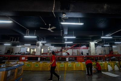 Pengepakan barang di Kantor Lion Parcel, Jakarta, Juli 2019. Tempo/Tony Hartawan