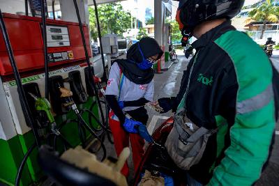 Pengisian bahan bakar di SPBU kawasan Abdul Muis, Jakarta, Selasa lalu. Tempo/Tony Hartawan