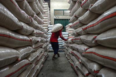 Bongkar muat beras di pasar induk beras Cipinang, Jakarta, 10 Februari lalu. Tempo/Tony Hartawan