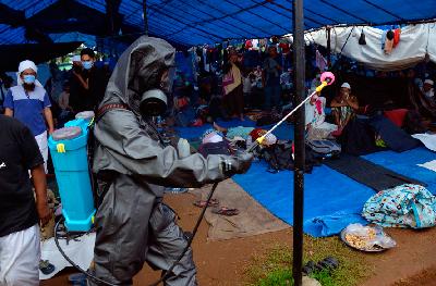 Anggota kepolisian Polda Sulawesi Selatan menyemprotkan cairan di lokasi kegiatan Ijtima Ulama Asia di Desa Pakkatto, Kabupaten Gowa, Sulawesi Selatan, 19 Maret lalu. ANTARA/Abriawan Abhe