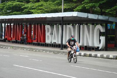 Warga bersepeda di kawasan pusat kota Alun-Alun Bandung, Jawa Barat, yang ditutup untuk kendaraan dan aktivitas massal, kemarin. TEMPO/Prima Mulia