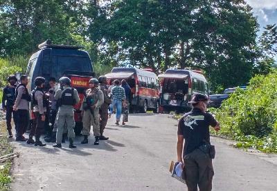 Aparat Satgas Tinombala mengepung daerah pelarian dua tersangka DPO Poso di Kelurahan Kayamanya, Kabupaten Poso, Sulawesi Tengah, Rabu lalu. ANTARA/Feri Timparosa