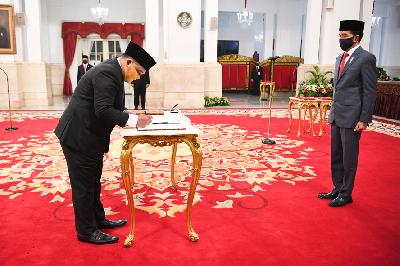 Presiden Joko Widodo (kanan) melantik Kepala Badan Pelindungan Pekerja Migran Indonesia (BP2MI) Benny Rhamdani di Istana Negara, Jakarta, Rabu lalu. ANTARA/Hafidz Mubarak A
