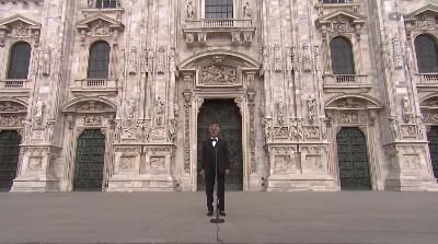 Andrea Bocelli dalam pertunjukan bertajuk "Music For Hope" di Duomo Milano, Italia ditayangan langsung dari Youtube, 13 April lalu. Youtube/ 
Andrea Bocelli