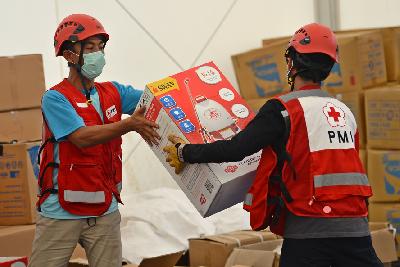 Petugas memindahkan alat penyemprot disinfektan dari Gudang Darurat Pencegahan COVID-19 Palang Merah Indonesia (PMI) di Mampang Prapatan, Jakarta, 25 Maret lalu. ANTARA/Aditya Pradana Putra
 