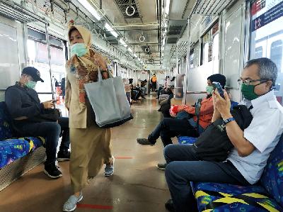 Penumpang Kereta Commuterline saat Pembatasan Sosial Berskala Besar (PSBB) di Stasiun Klender, Jakarta, 14 April lalu. TEMPO / Hilman Fathurrahman W