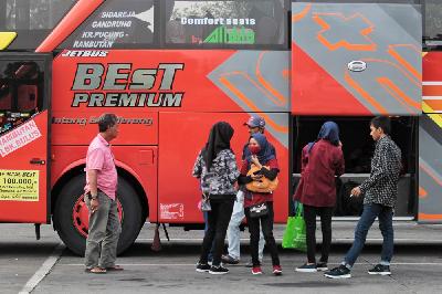 Penumpang mengurus bagasi sebelum naik ke dalam bus di Terminal Kampung Rambutan, Jakarta, kemarin. TEMPO / Hilman Fathurrahman W