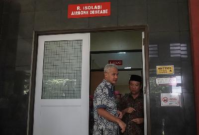 Gubernur Jawa Tengah Ganjar Pranowo (kiri) meninjau ruang isolasi yang akan digunakan untuk menangani pasien virus corona di RSUD Margono Sukarjo, Purwokerto, Banyumas, Jateng, 6 Maret lalu. ANTARA/Idhad Zakaria