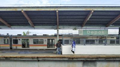Penumpang r menunggu kedatangan Kereta KRL Commuterline di Stasiun Depok, Jawa Barat, yang sepi, Rabu, 15 April 2020. TEMPO/Hilman Fathurrahman W