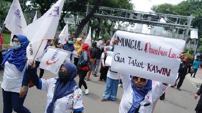 Aksi buruh perempuan menolak omnibus law di depan Kementerian Pemberdayaan Perempuan dan Perlindungan Anak, Jakarta, 6 Maret 2020. TEMPO/Muhammad Hidayat