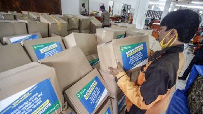 Petugas pos menata logistik bantuan sosial dari Pemerintah  Provinsi Jawa Barat untuk warga yang terdampak perekonomiannya akibat COVID-19 di Kantor Pos, Cibinong, Bogor, Jawa Barat, 17 April lalu./ ANTARA/Yulius Satria Wijaya