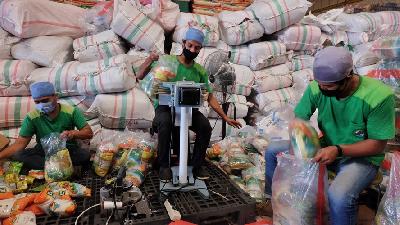 Pengemasan bantuan bahan pokok yang diberikan oleh Kementerian Sosial di Food Station Cipinang, Jakarta, 16 April lalu. TEMPO/Hilman Fathurrahman W